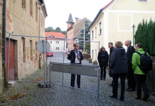 Bürgermeisterin Frau Marion Prange vor dem Wohnhaus Markt 18 /19